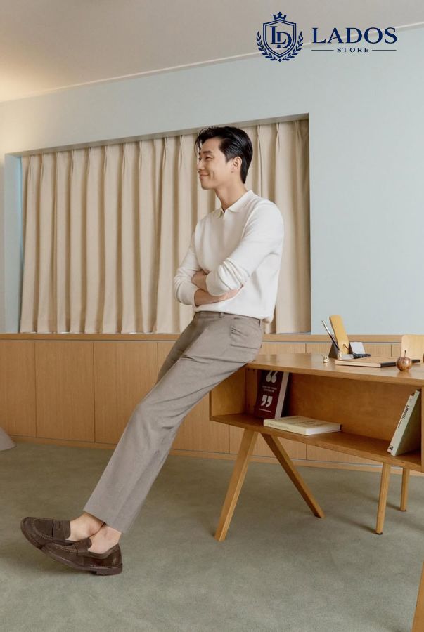 Phối áo polo dài tay với quần âu trắng